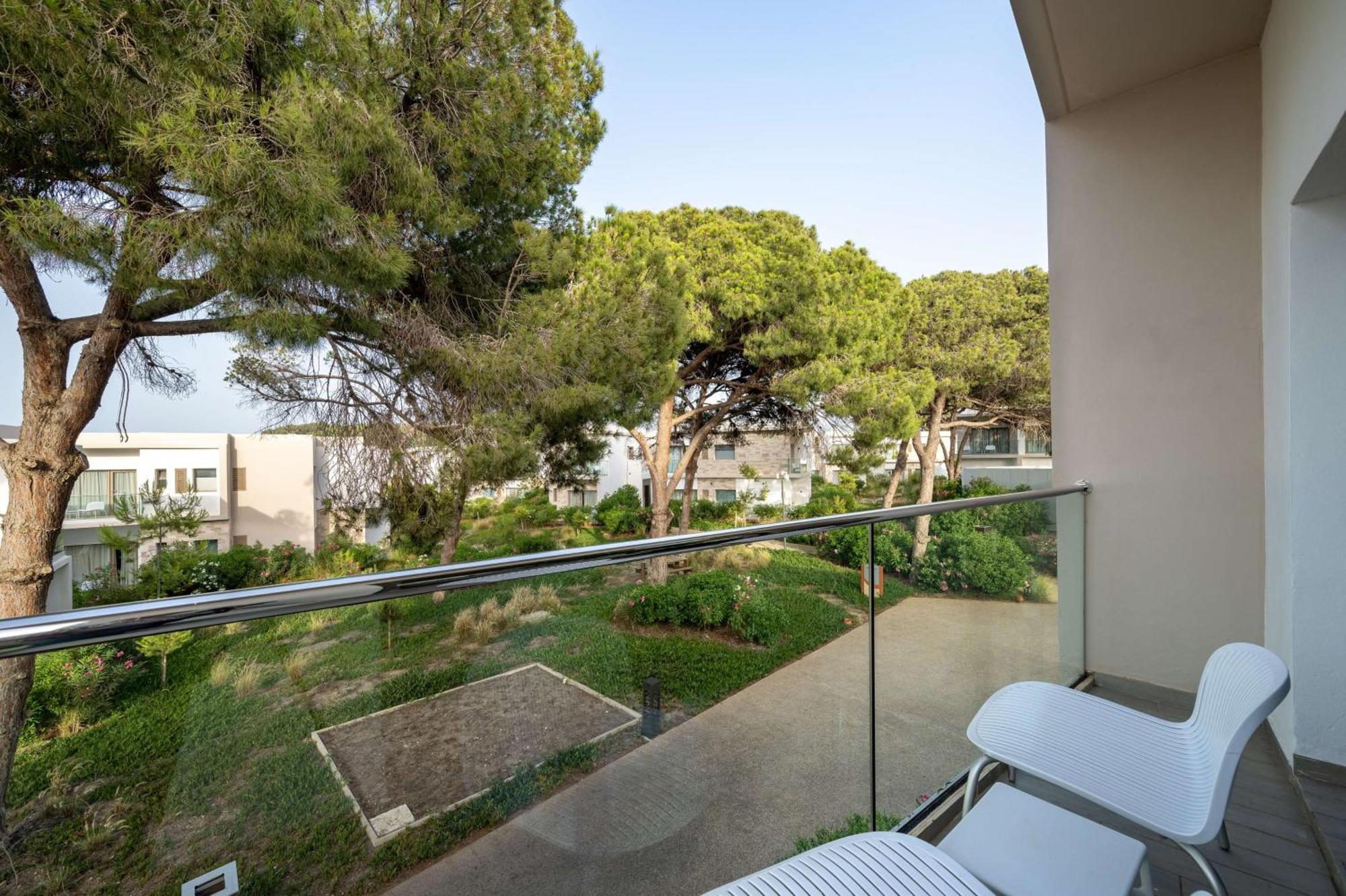 Radisson Blu Resort Эль-Хосейма Экстерьер фото A balcony